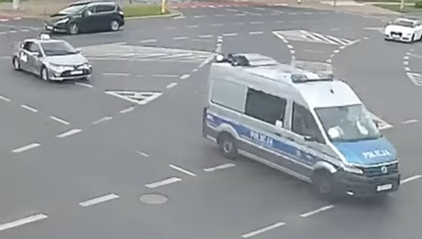 Kierowca taksówki zatrzymał radiowóz. Policjanci zareagowali natychmiast [WIDEO]