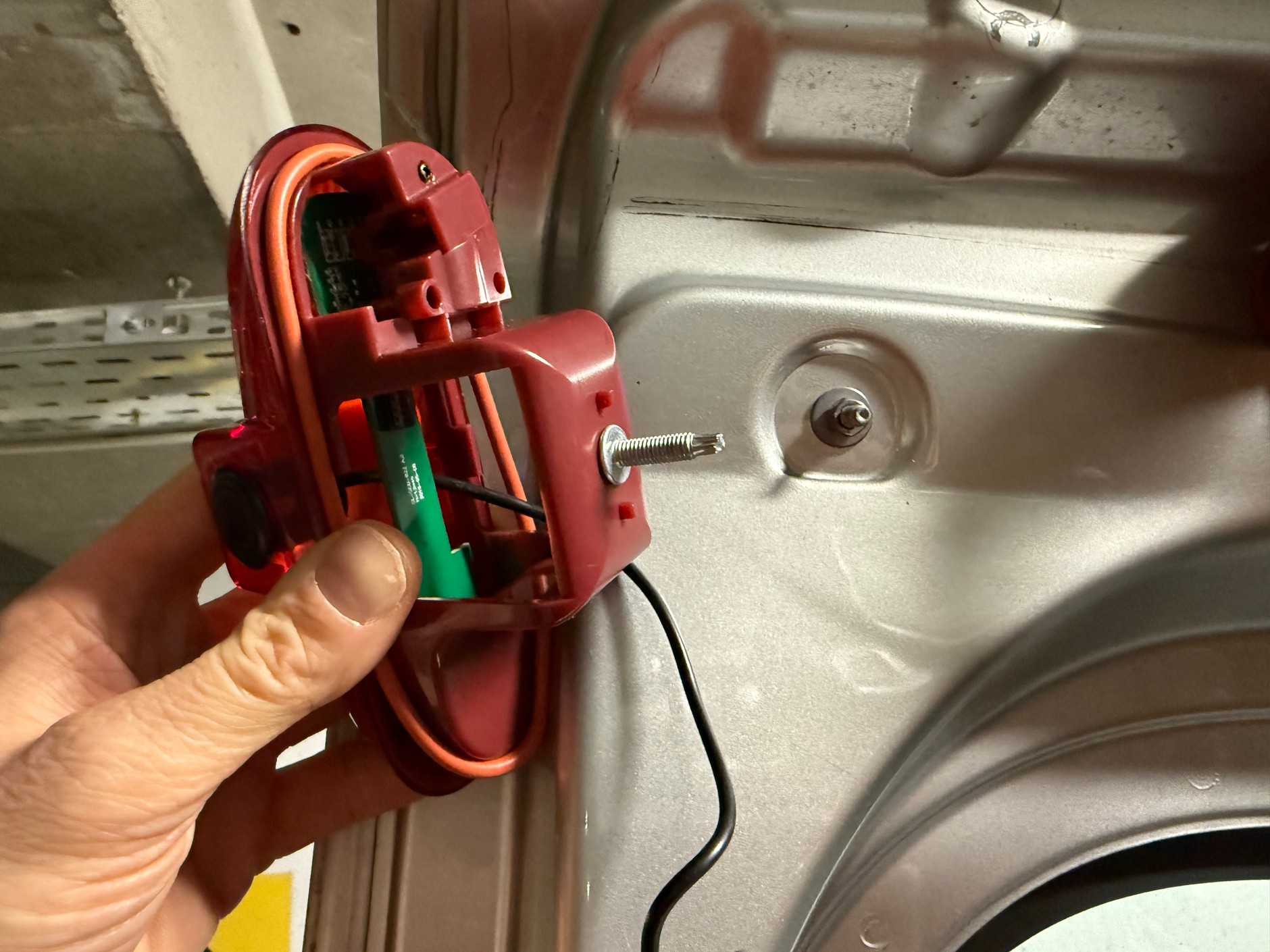 Montaż światła stopu z kamerą jest banalnie prosty – mocowane jest na śrubę. Inna rzecz, że aby zadzialało, trzeba było dogiąć styki