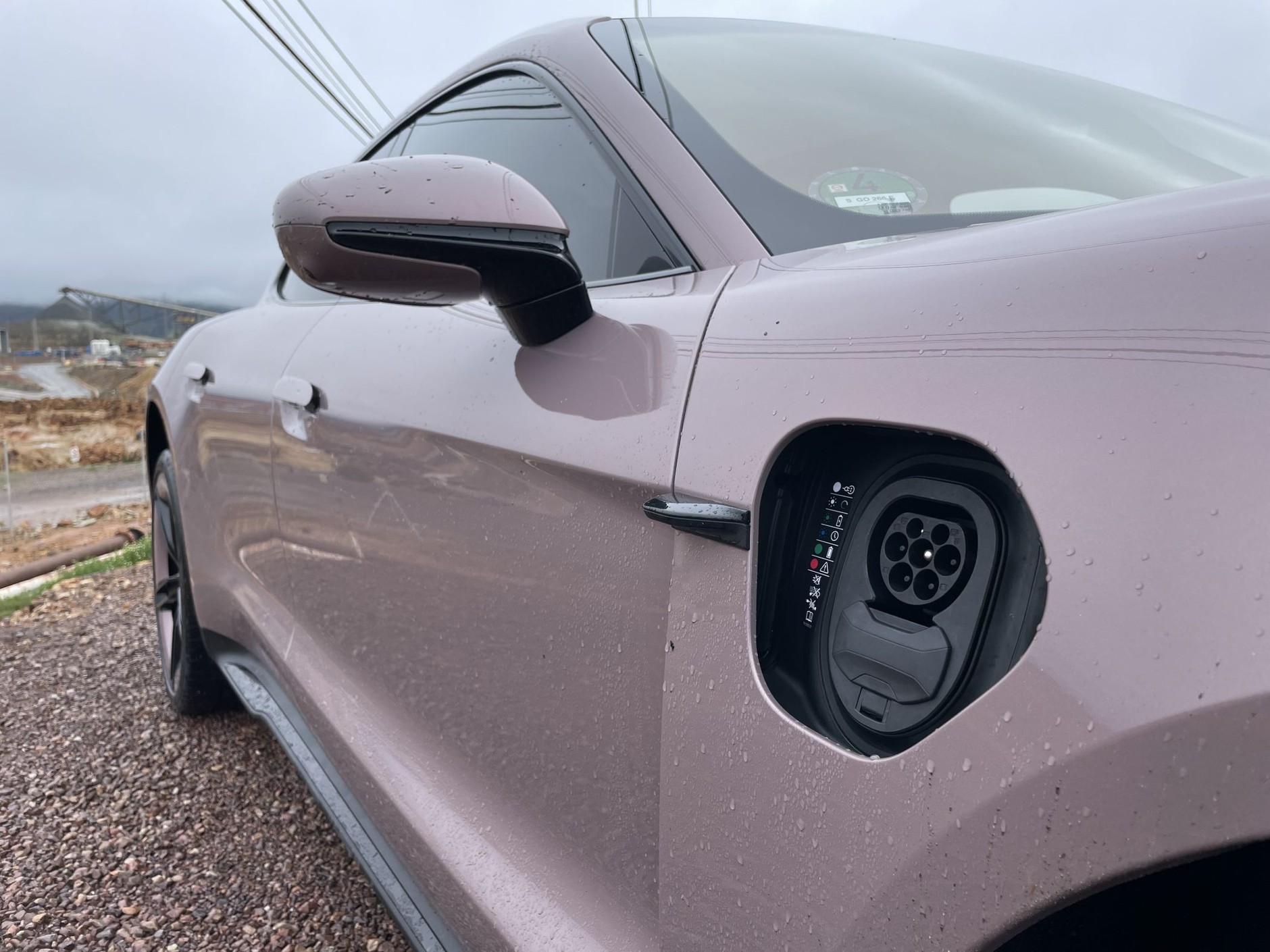 Opcjonalnie klapka portu ładowania może elektrycznie się chować