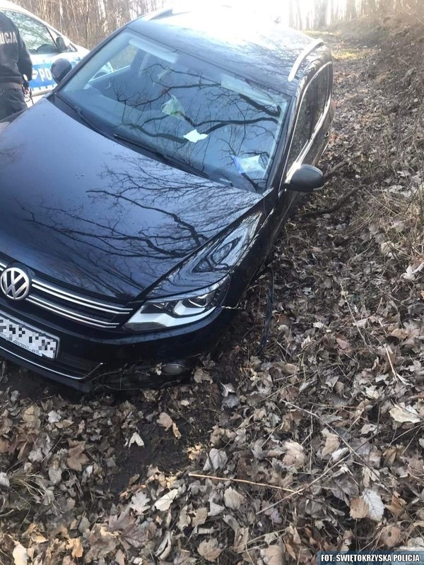Policjanci pomogli naprawić samochód rodziny uciekającej z Ukrainy