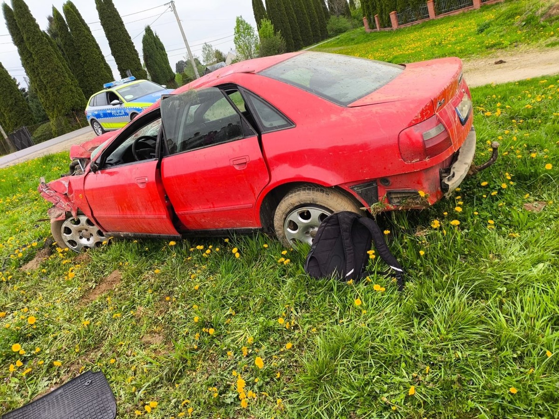Kierowca Audi z impetem dachował przez dwie działki