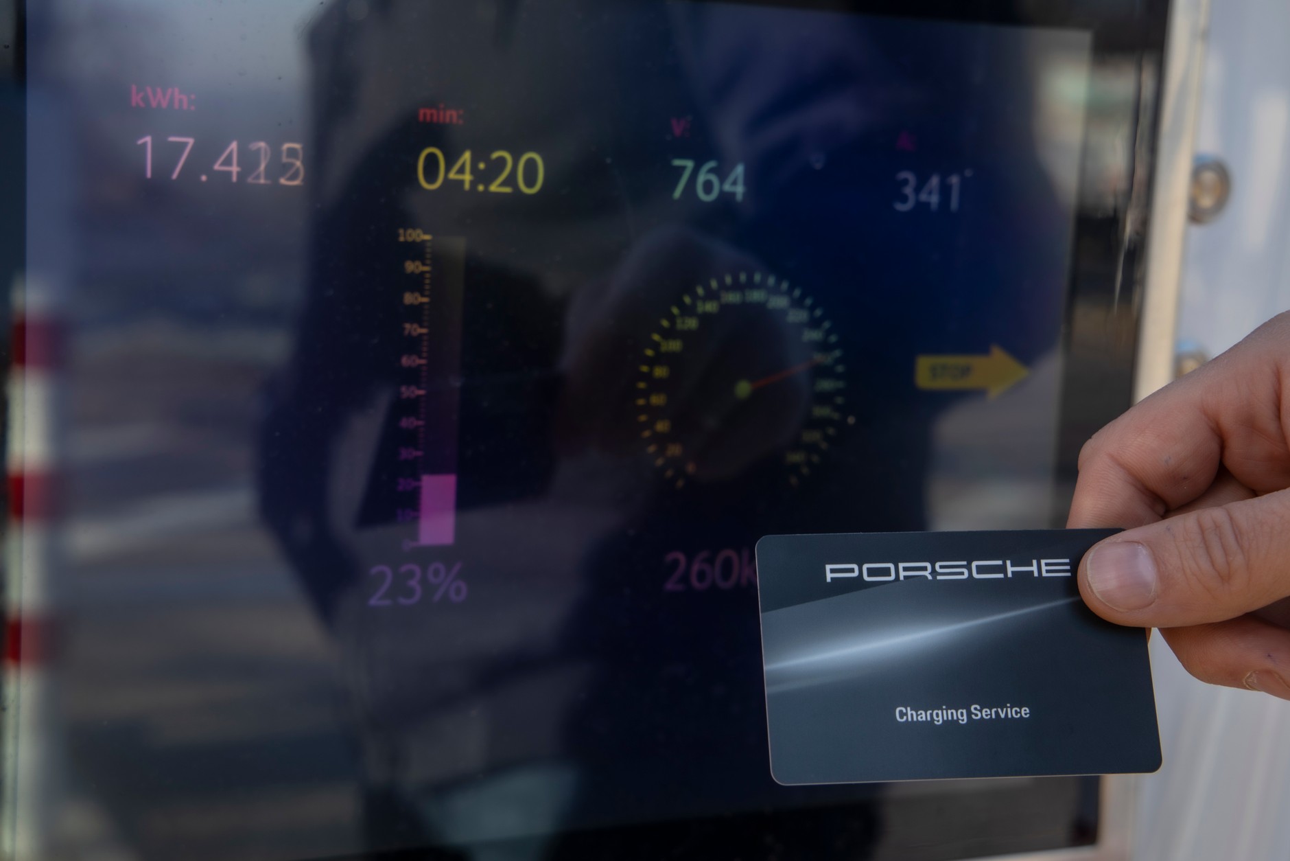 Karta i abonament od producenta auta – jedna z wygodniejszych metod rozliczania ładowania, choć nie zawsze najtańsza.