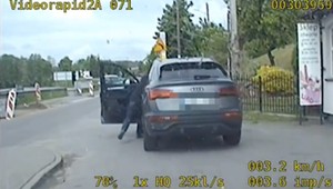 Kierowca nie mógł opanować audi podczas kontroli. Wysiadł z jadącego samochodu