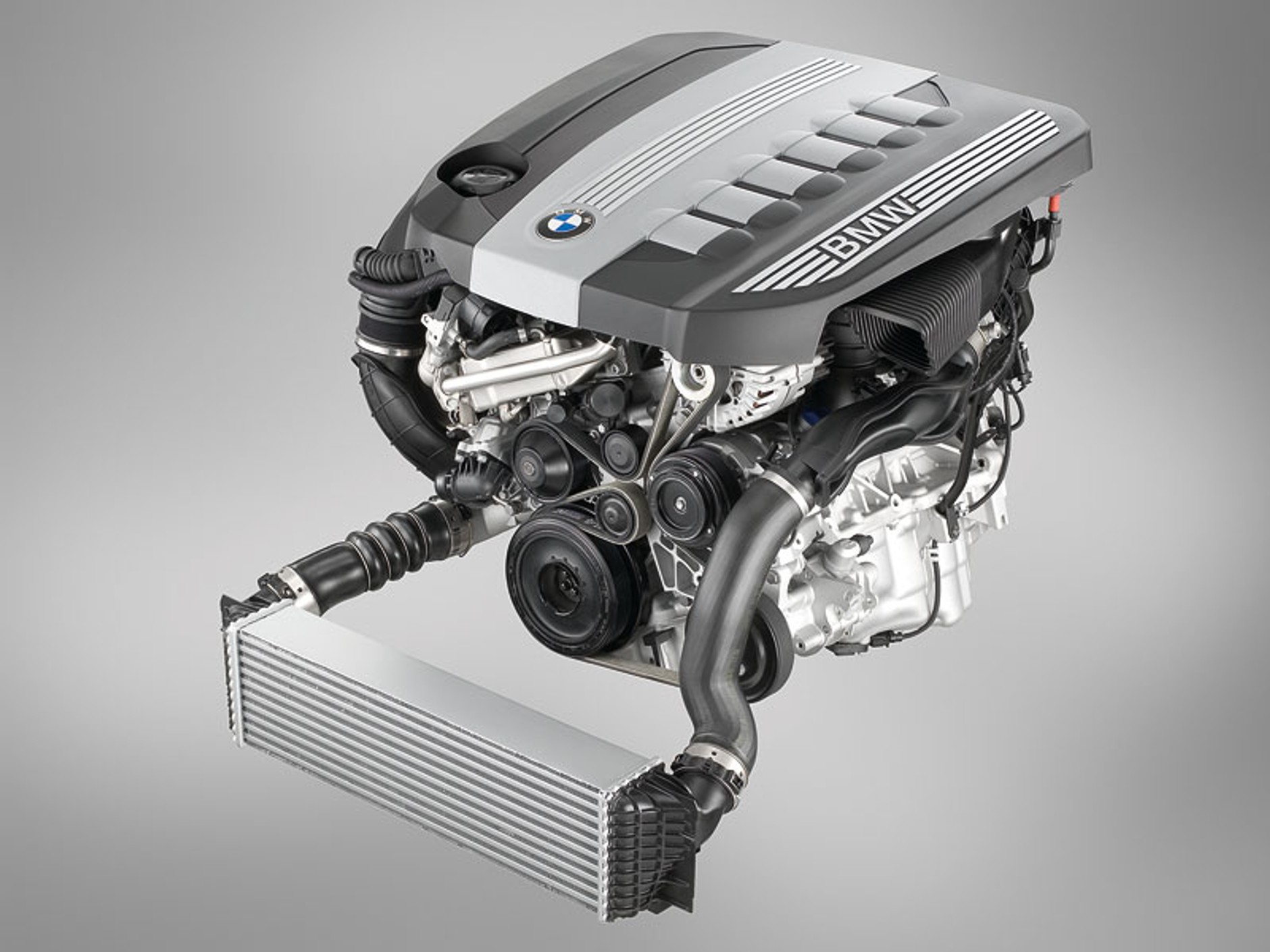 BMW: 740i bez 8-cylindrowego silnika, 750i z dwoma turbosprężarkami