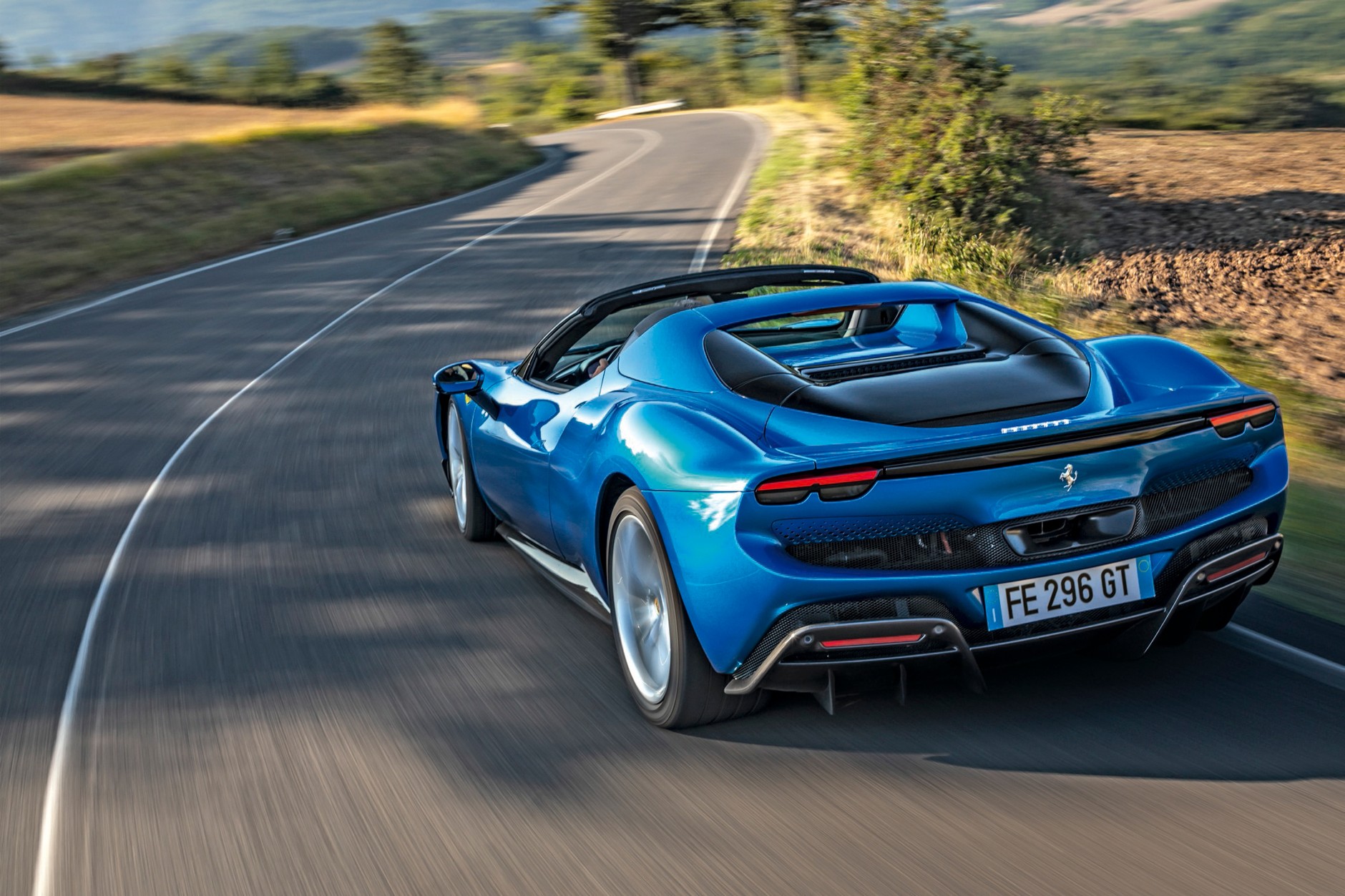Imponujący tył Ferrari 296 GTS emanuje siłą i zachwyca stylem