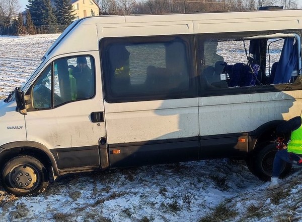 Kierowca TIR-a spowodował wypadek i uciekł. Ucierpiało osiem osób