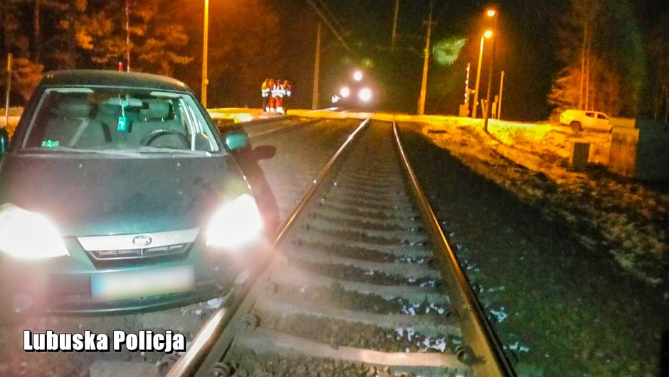 Nietrzeźwa kierująca wjechała na torowisko