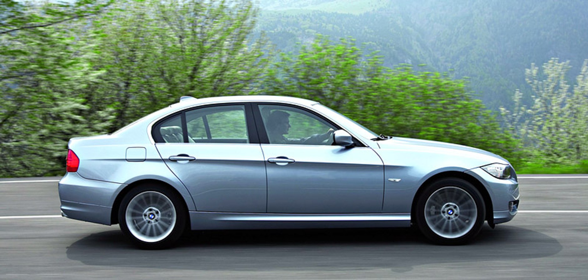 BMW 3: Odmłodzone nadwozie z nową techniką