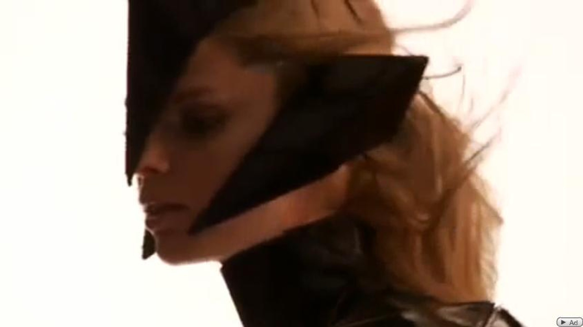 Kosmiczna dziewczyna na masce Mercedesa SLS