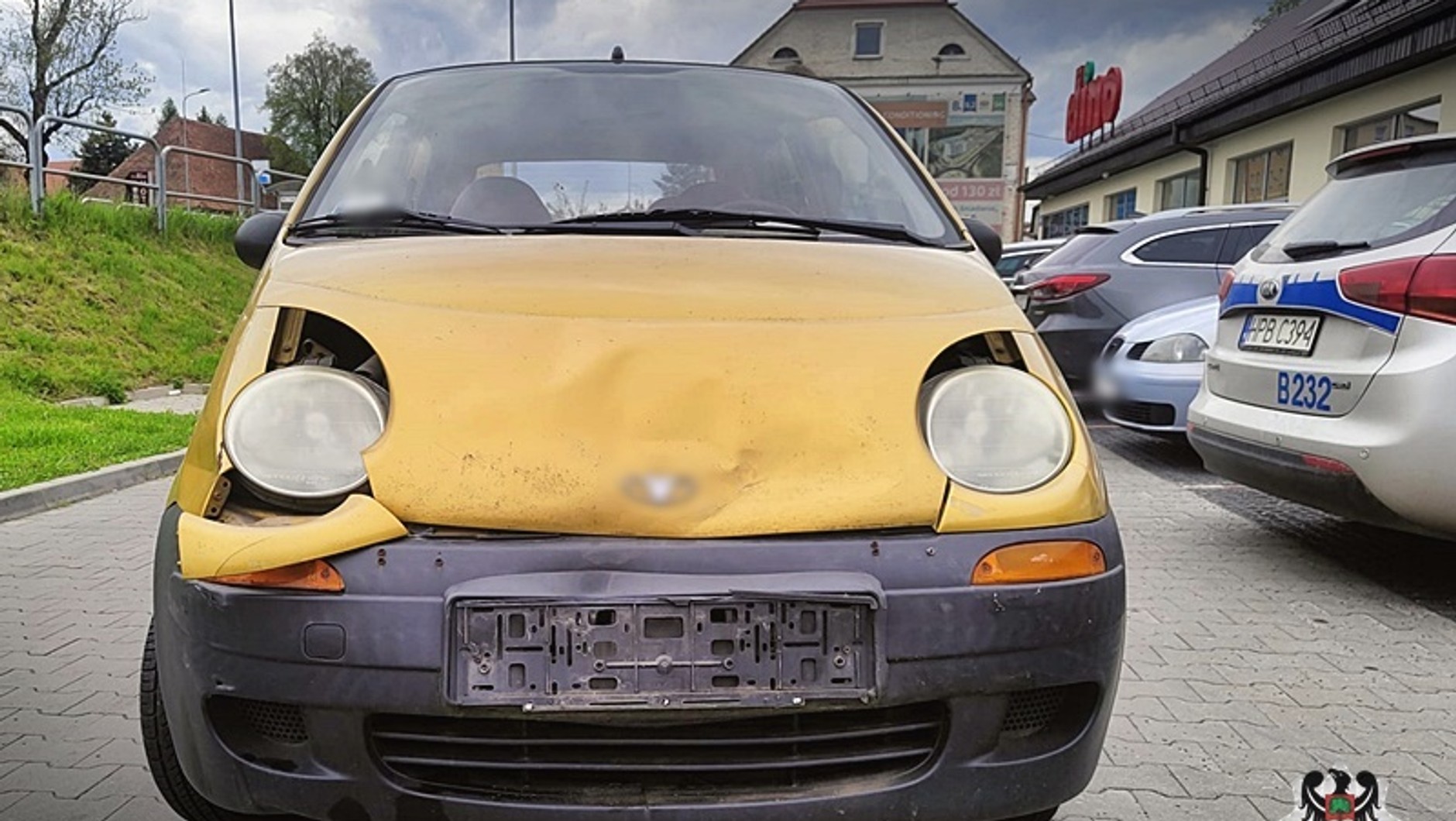 Matiz, którym 13-latek spowodował kolizję na parkingu w Wałbrzychu