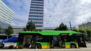 Autobus elektryczny z agregatem prądotwórczym. To zdjęcie rozbawiło internautów