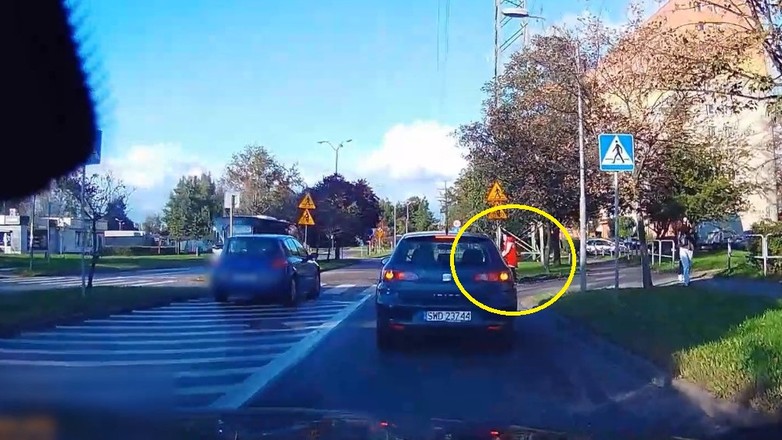 Mężczyzna wyprzedzał na pasach, po których przechodziła kobieta z wózkiem