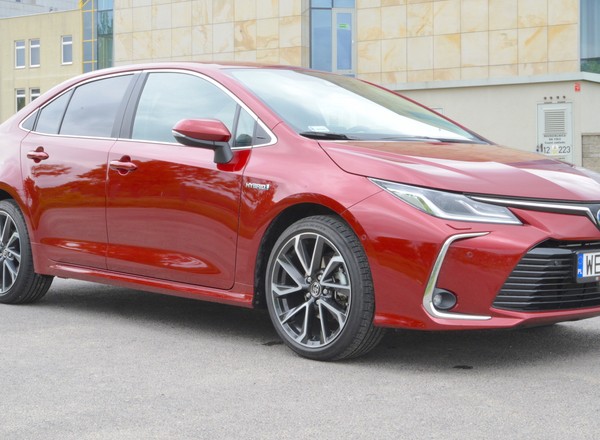 Toyota Corolla 1.8 hybrid – drogo, ale bez przesady
