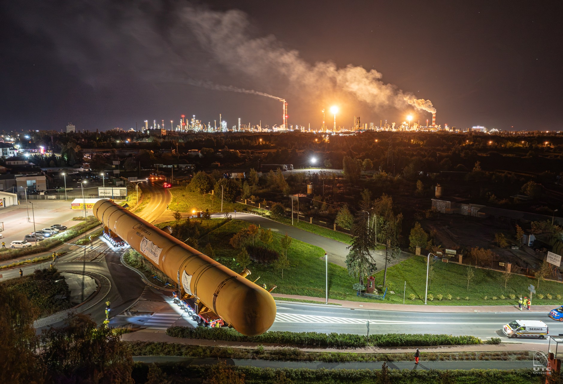 Nocny transport wielkogabarytowego elementu przemysłowego