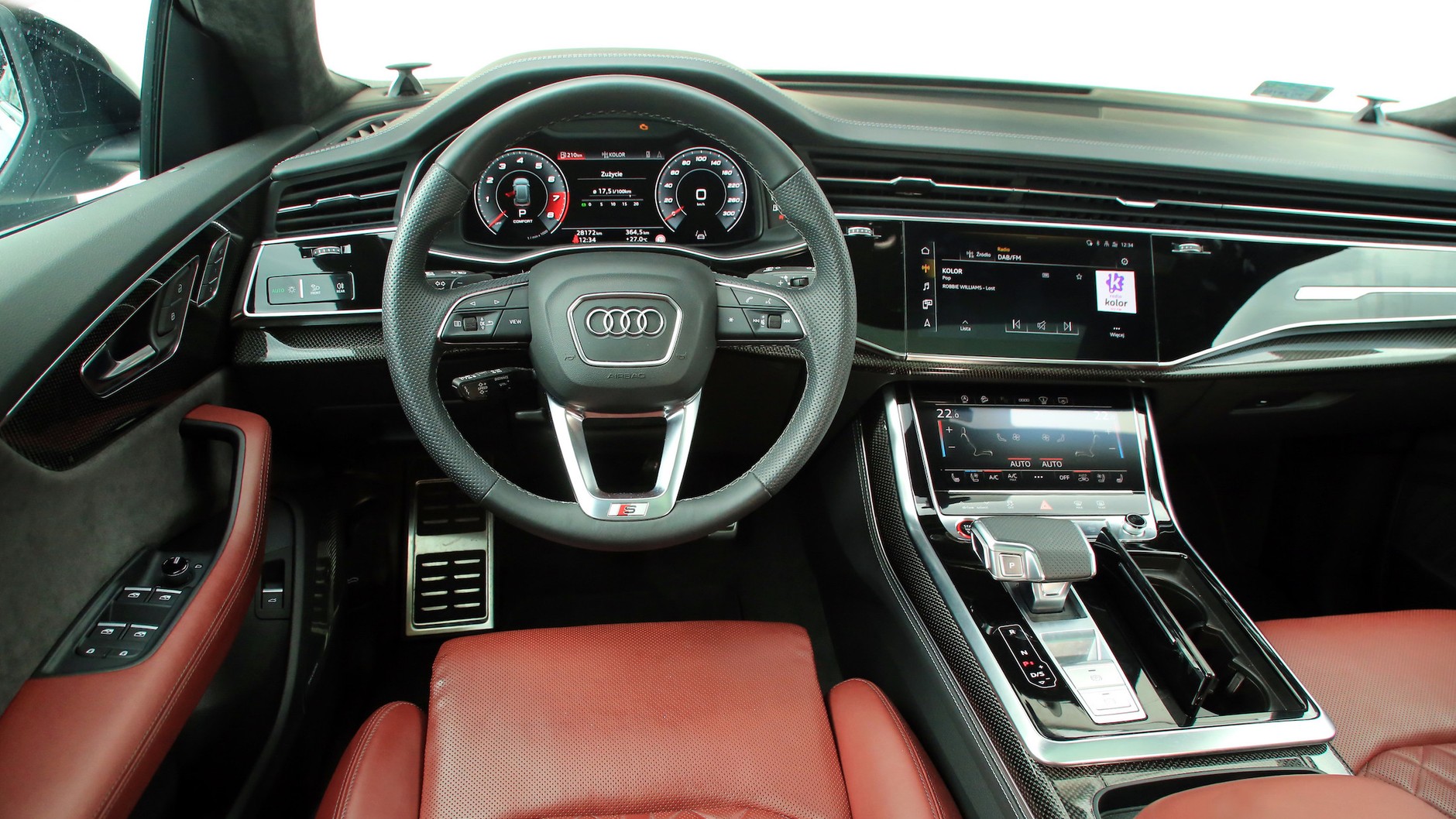 Znany i sprawdzony styl Audi. Deska rozdzielcza zdominowana jest przez cyfrowe zegary i dwa dotykowe ekrany na konsoli środkowej. Za nagłośnienie Bang & Olufsen trzeba dopłacić prawie 38 000 zł, a to tylko jedna z wielu płatnych opcji w testowanym modelu