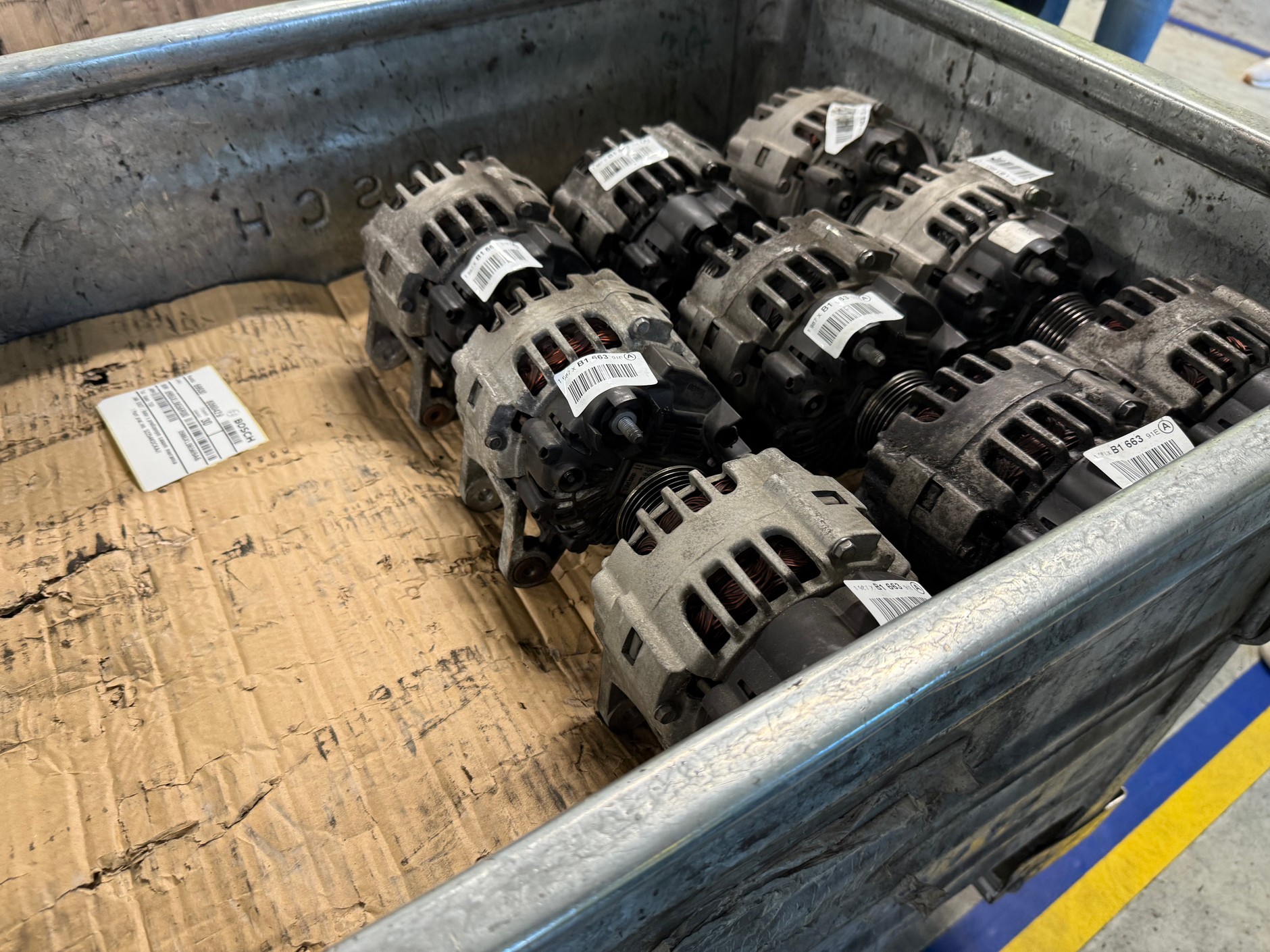 Stare alternatory przed demontażem w fabryce Bosch. Posłużą one jako "dawcy części" do nowych alternatorów "po fabrycznej regeneracji"