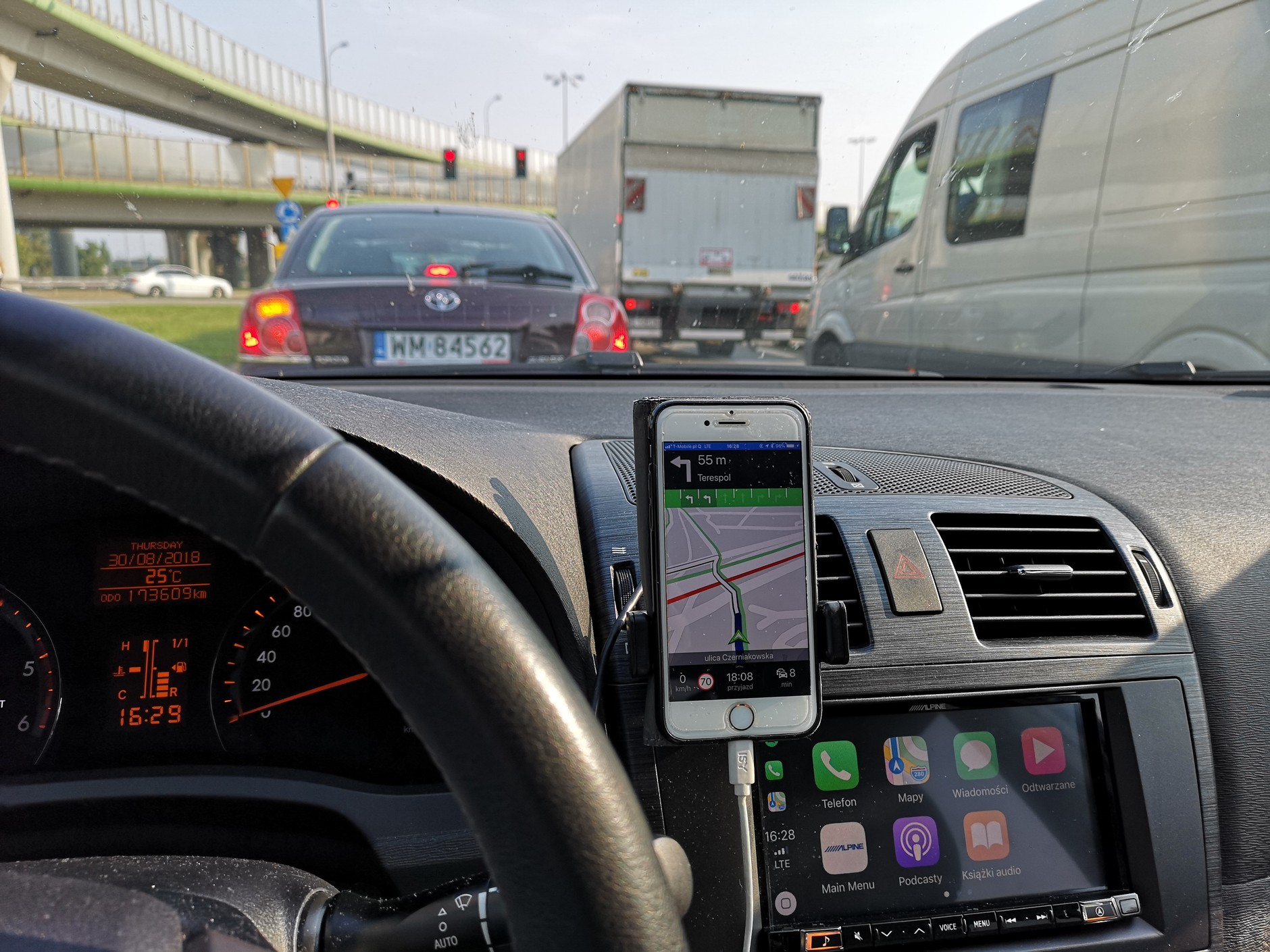 Nawigacja z funkcją omijania korków - we wrześniu z pewnością będzie prowadzić zupełnie inaczej niż w trakcie wakacji