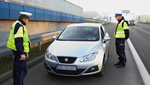 Stracisz dowód rejestracyjny i zapłacisz mandat: na co patrzą policjanci, sprawdzając stan opon?