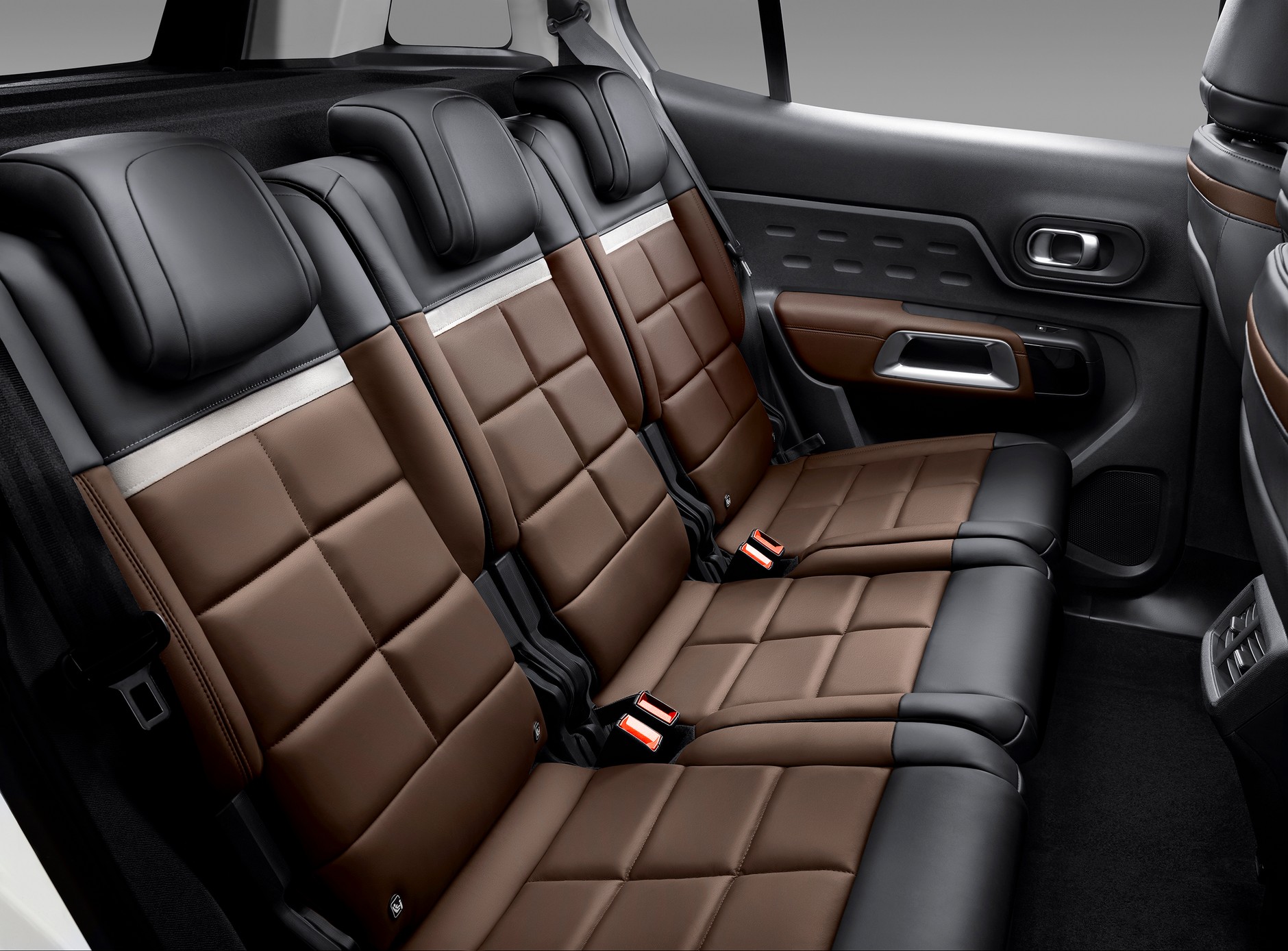 Z tyłu zastosowano trzy niezależne fotele o jednakowych gabarytach, które mają regulację wzdłużną (15 cm) i kąta oparcia