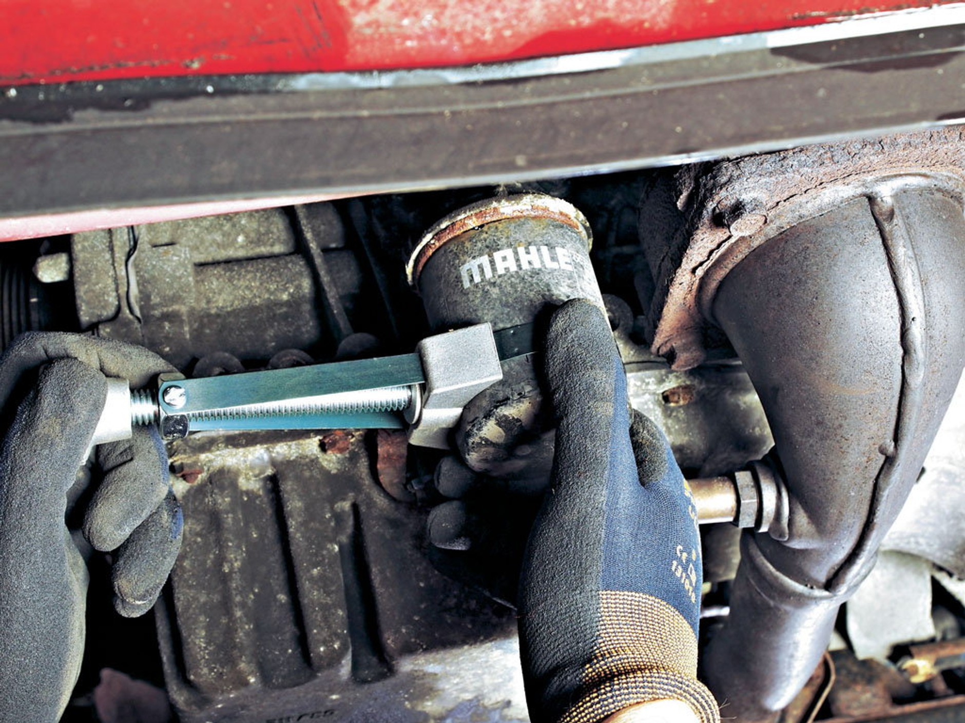 Wymiana filtra oleju to brudna robota