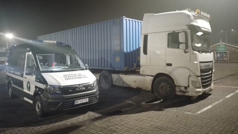 Kontrola ciężarówki z wyświetlaczami LED za szybą