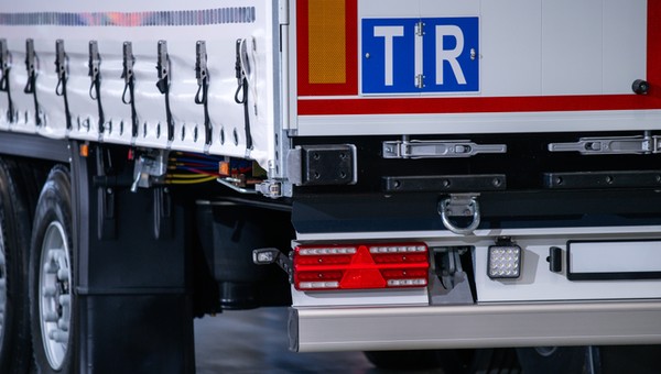 Tabliczka TIR na ciężarówce