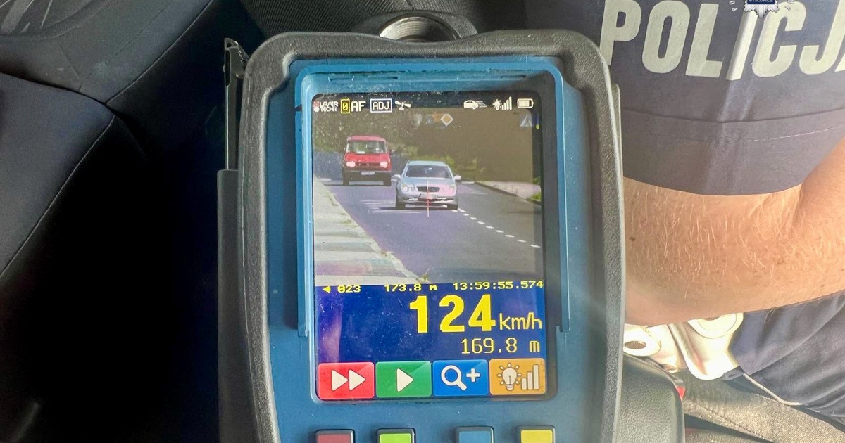Policjanci zatrzymali kierowcę Mercedesa. Prędkość kosztowała go prawo jazdy