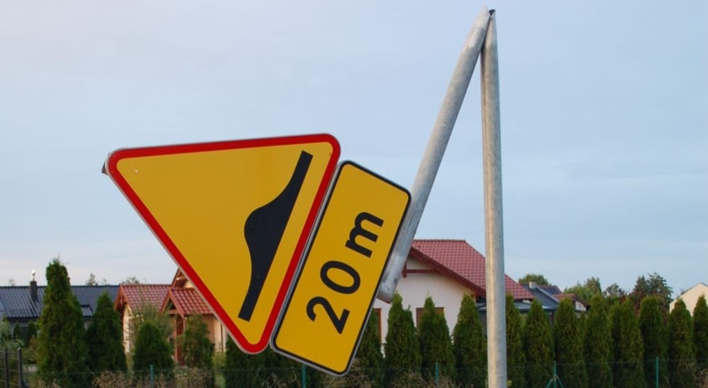 Zniszczony znak drogowy; Międzychód; sierpień 2023 r.