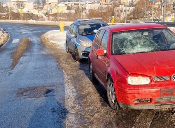 Potrącił ją samochód. Policjantka nie wahała się ani chwili