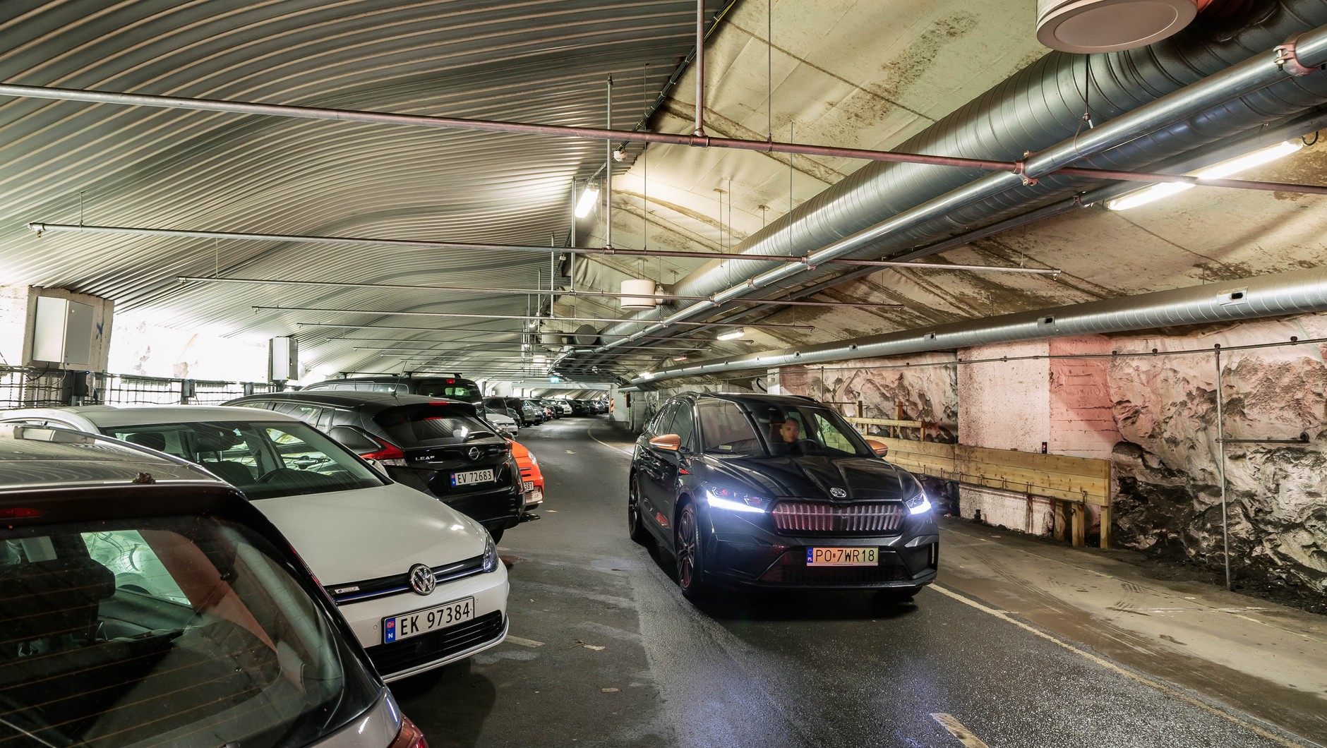 Tuż obok twierdzy Akershus w 2015 roku powstał podziemny parking, tylko dla samochodów elektrycznych. Ma 86 miejsc, wszystkie z ładowarkami.