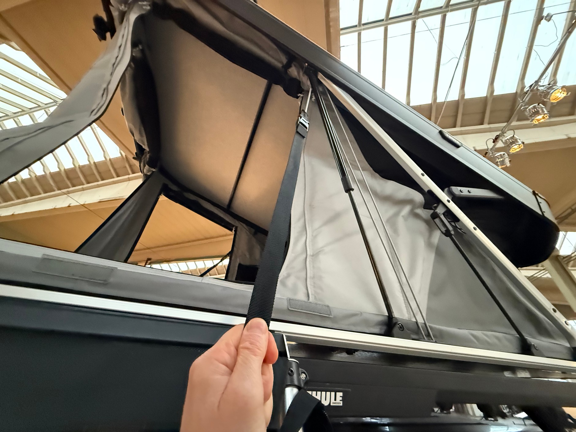 Nowy, sztywny namiot dachowy Thule – aby go złożyć, wystarczy ściągnąć w dół jego górną część za pomocą taśmy, a następnie zapiąć zatrzaski