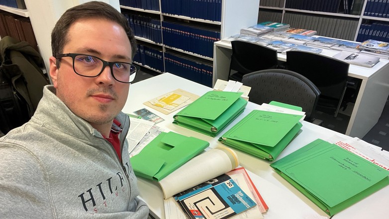 Autor albumu "Kronika Porsche. Polskie historie" w archiwum marki