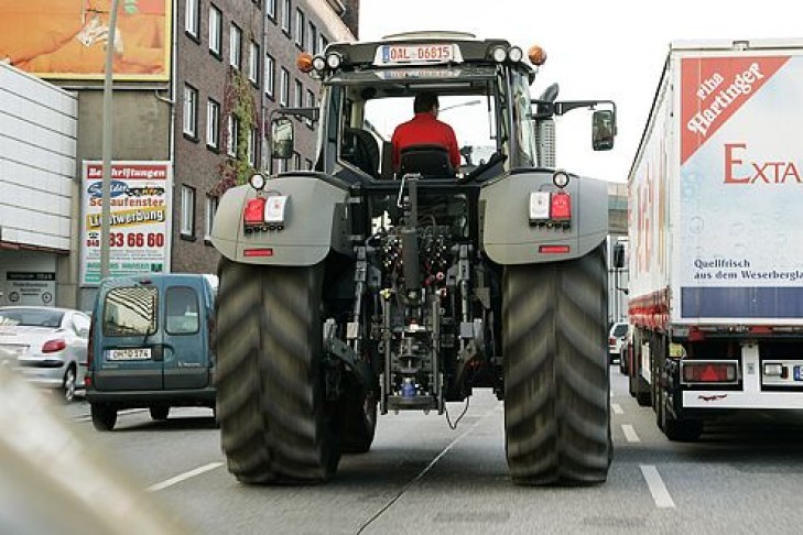 Mając prawo jazdy kategorii B możemy jeździć ciągnikiem rolniczym, ale samym lub z przyczepką lekką!