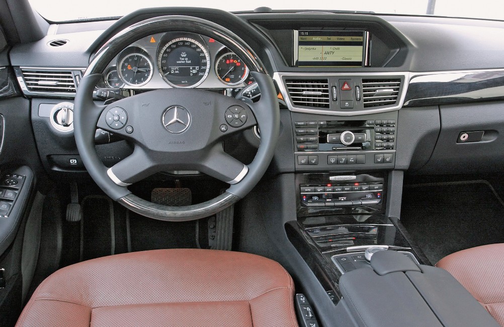 Design deski rozdzielczej już nieco trąci myszką, ale materiały są lepsze niż w wielu aktualnych modelach