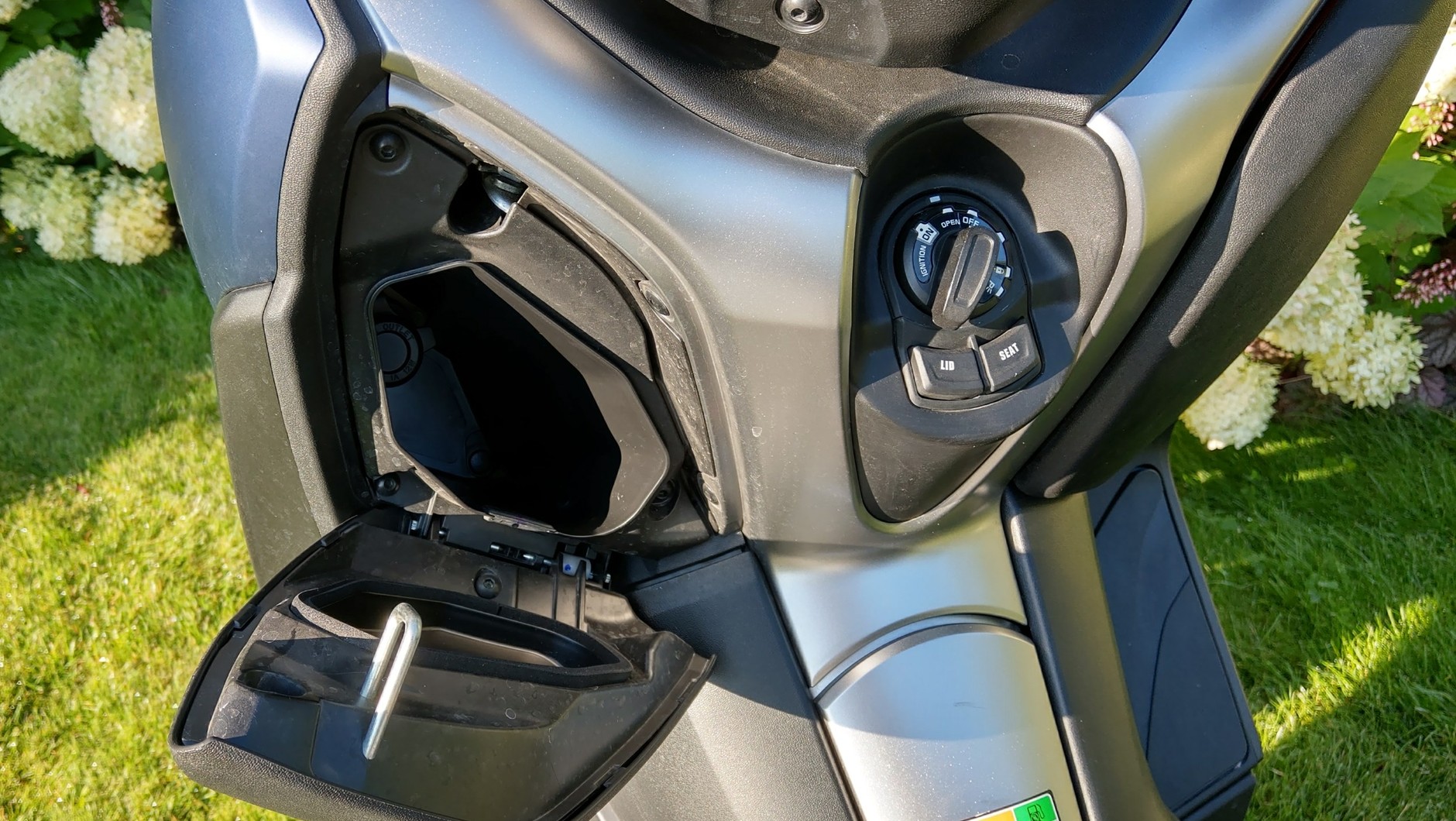 W lewym schowku znalazło się gniazdko elektryczne, które umożliwi naładowanie np. smartfona