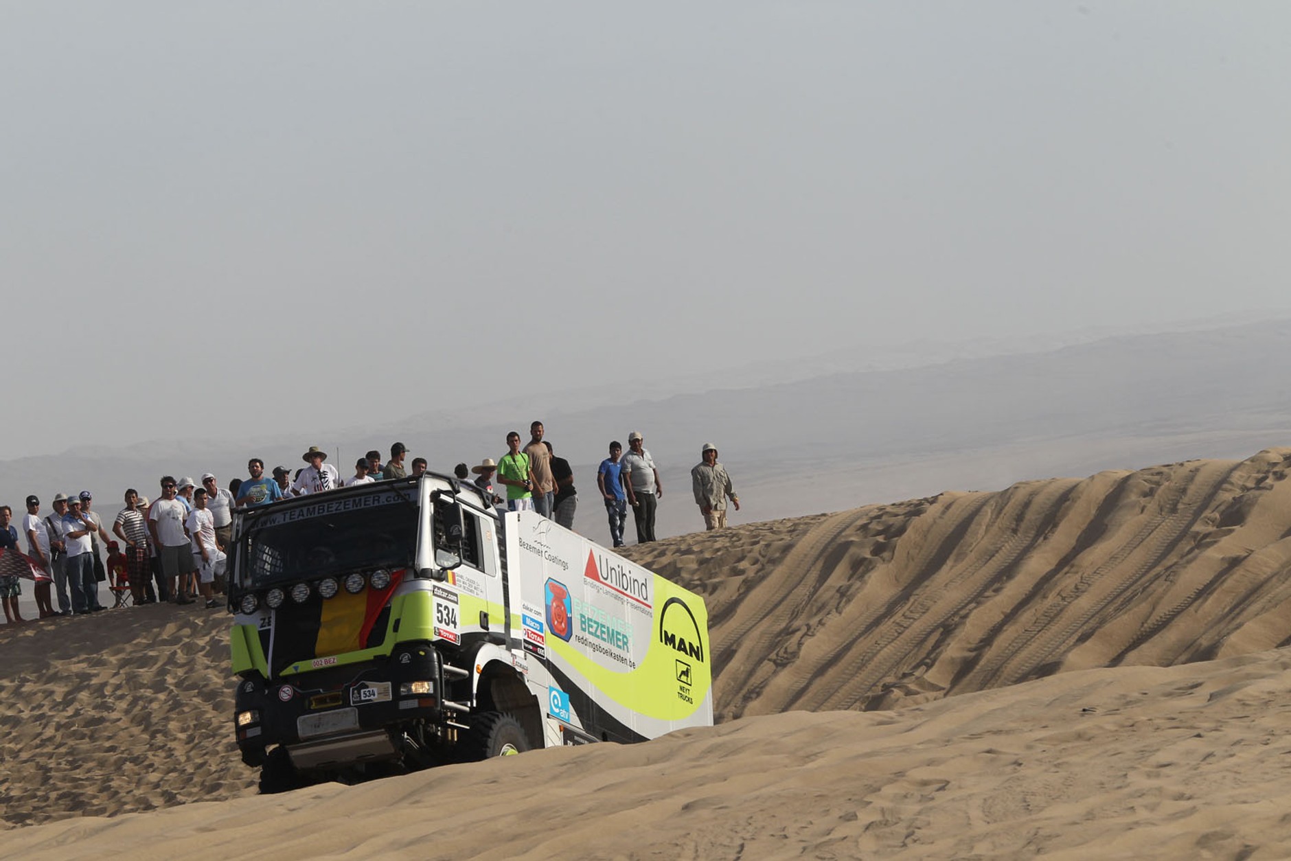 Dakar 2013: Hołowczyc zawiedziony, Sainz utknął na wydmach (2. etap, wyniki, galeria)
