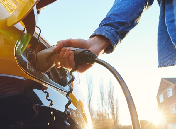 Będą dopłaty do używanych samochodów elektrycznych. Z KPO popłynie 1,6 mld zł