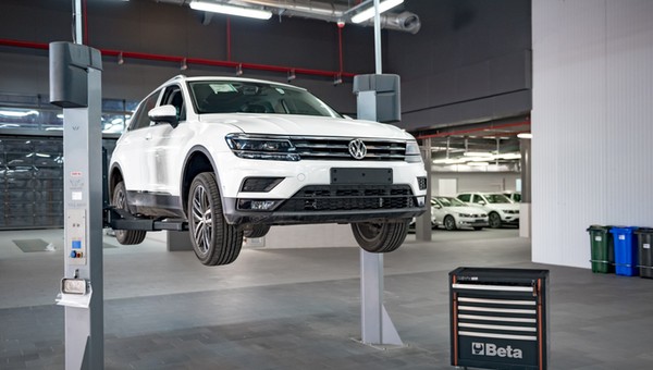Według aktualnych szacunków problem może dotyczyć nawet ok. 4 mln aut różnych marek koncernu VW – we wszystkich zastosowano te same, wadliwe śruby układu kierowniczego. 