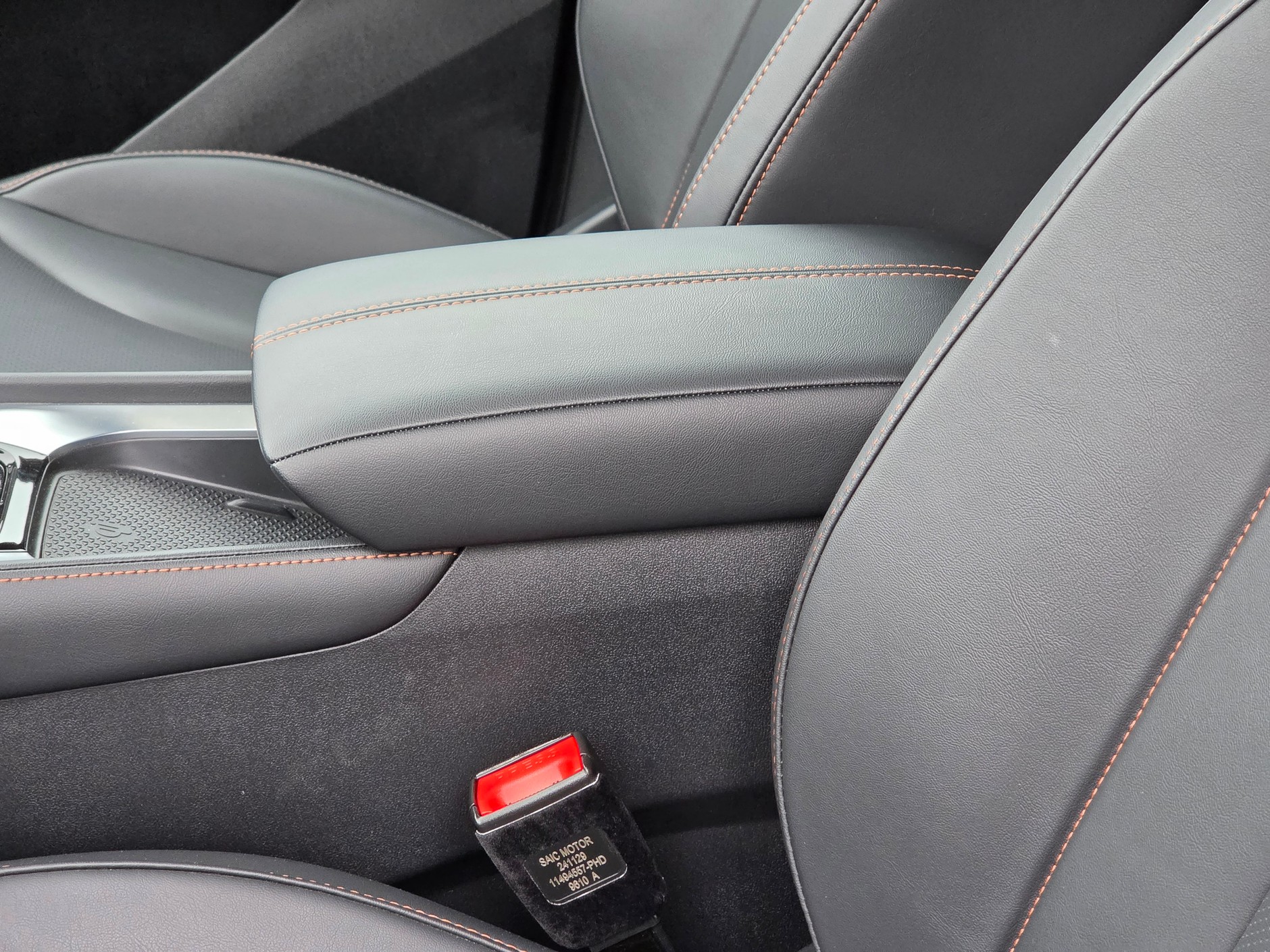 Podłokietnik z kolei jest przyjemnie miękki, ale trzeba uważać na przednią krawędź. Tam gąbki nie ma i można się uderzyć