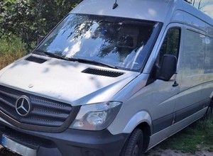 Samotne auto stało przy cmentarzu. Kiedy zajrzeli do środka, chwycili za słuchawkę