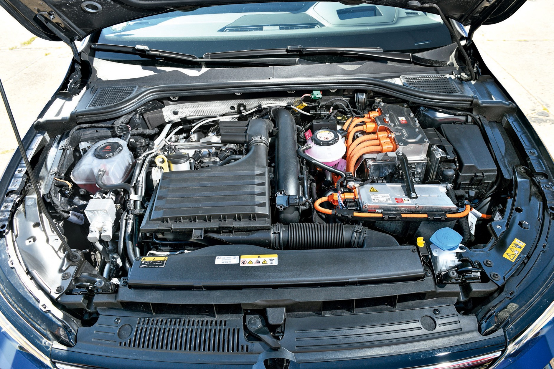W kompaktowym Volkswagenie pracą dzielą się 150-konny silnik benzynowy 1.4 TSI oraz 110-konny silnik elektryczny. Producent podaje maksymalną moc systemową 204 KM, co wystarcza do naprawdę dynamicznej jazdy (potwierdzają to zmierzone parametry).
