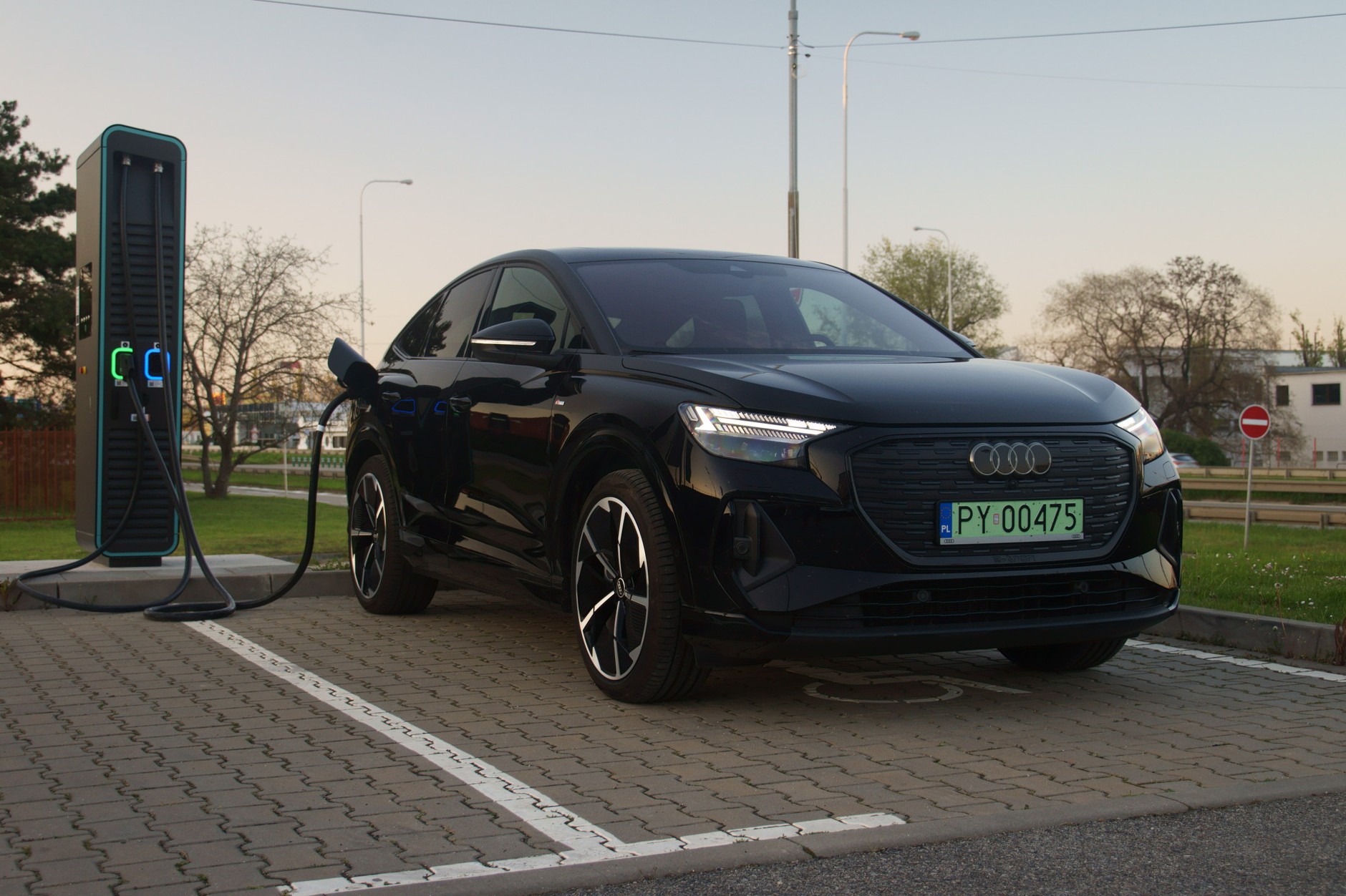 Testujemy koszty ładowania na trasie z Audi Q4 e-tron Sportback