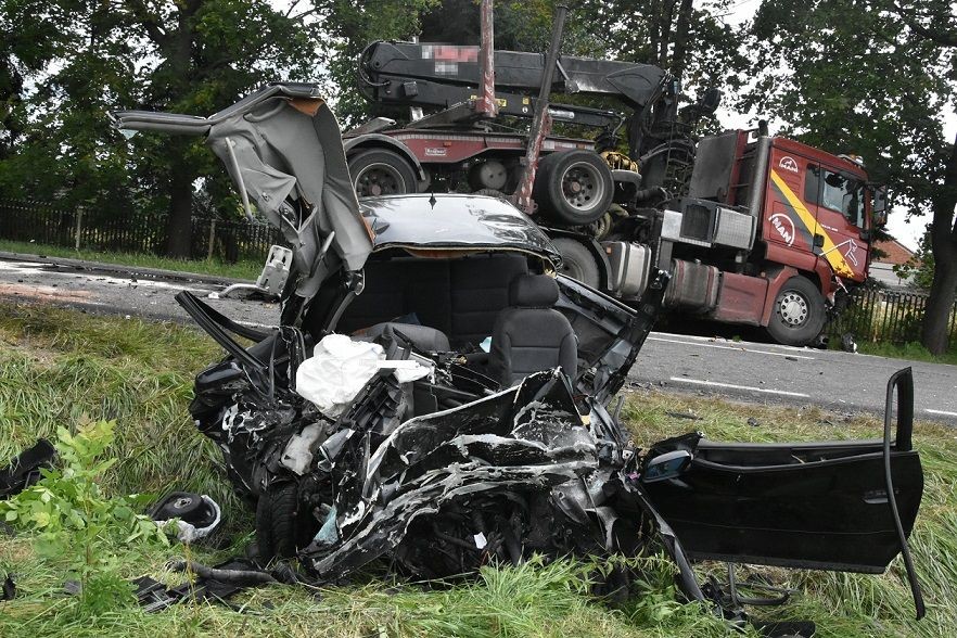Tragiczny wypadek na Podlasiu. Audi aż wgniotło do połowy