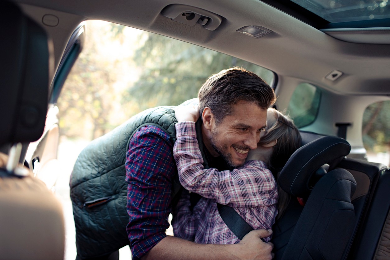 Dlaczego warto mieć książkę w aucie? Ojcowie czytają dzieciom nie tylko w domu. Samochód to także przestrzeń, w której można zbudować coś emocjonalnie trwałego
