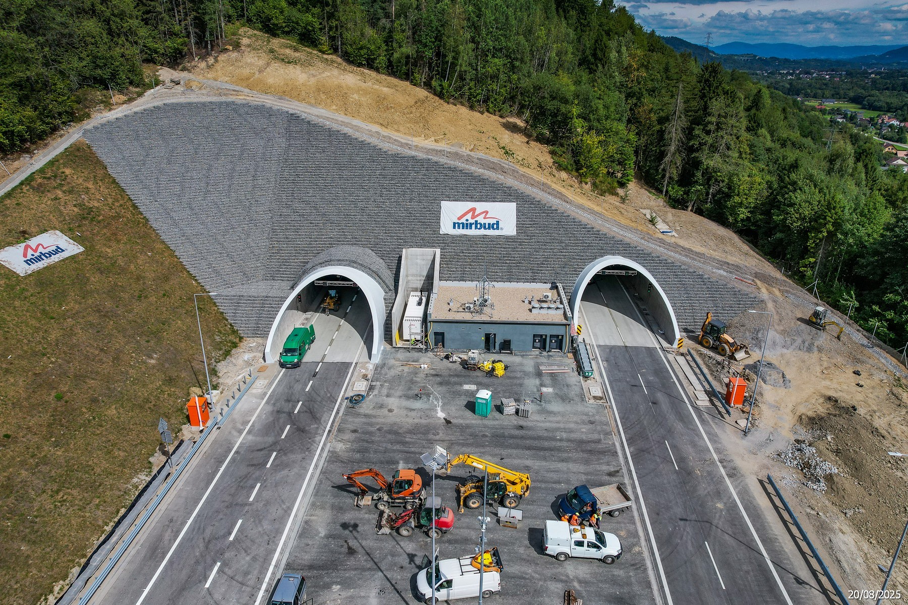 Na drodze S1 Przybędza - Milówka są aż dwa dwunawowe tunele. Jeden z nich ma 1 km długości, a drugi 830 m