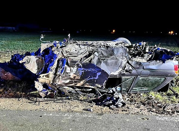 Zmasakrowane BMW: wypadł silnik, urwane podwozie. Sprawcy zbiegli