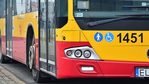 Miejski autobus "driftował" w Łodzi. Ślizgawka na drogach [Nagranie]