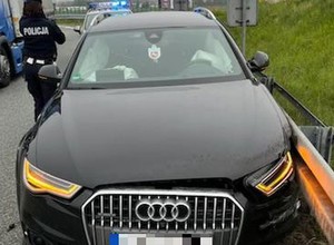 Audi z Niemiec blokowało zjazd z A4. Policjanci odkryli, dlaczego ktoś je porzucił