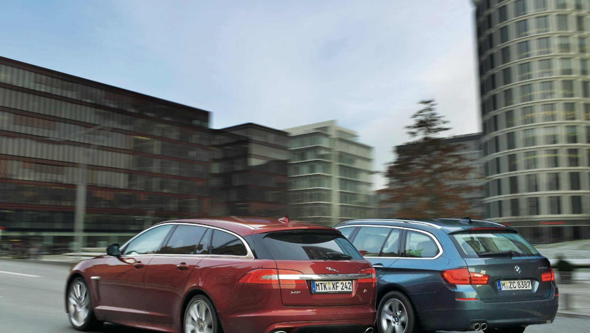 BMW 530d Touring kontra Jaguar XF Sportbrake: luksusowe kombi dla rodziny
