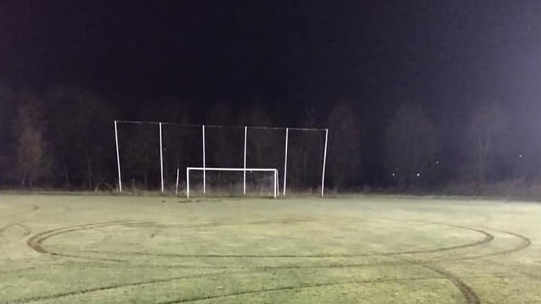 Murawa zniszczona przez 21-latka